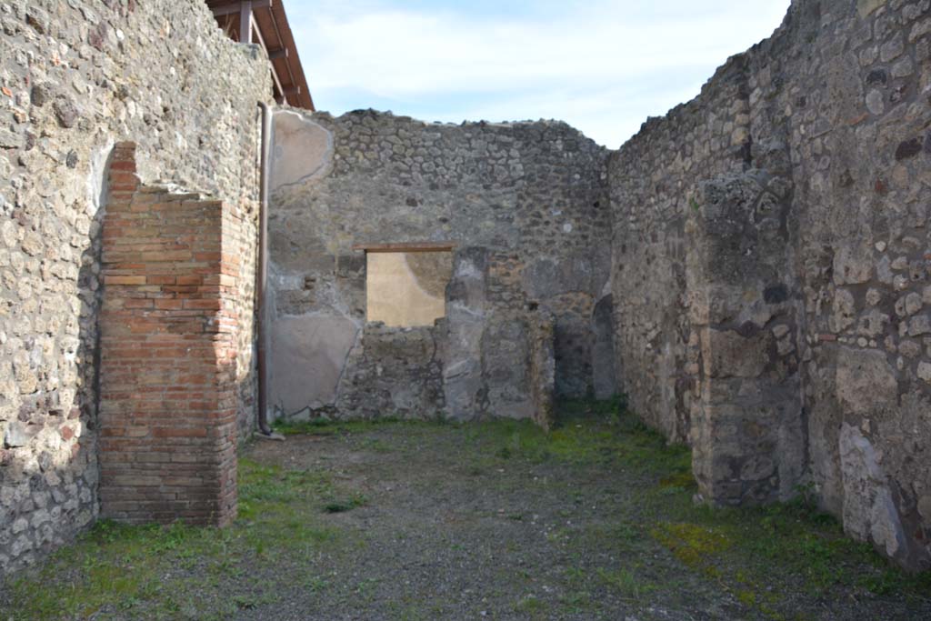 IX.5.10 Pompeii. March 2017. Looking south across shop-room towards rear rooms. 
Foto Christian Beck, ERC Grant 681269 DCOR.
