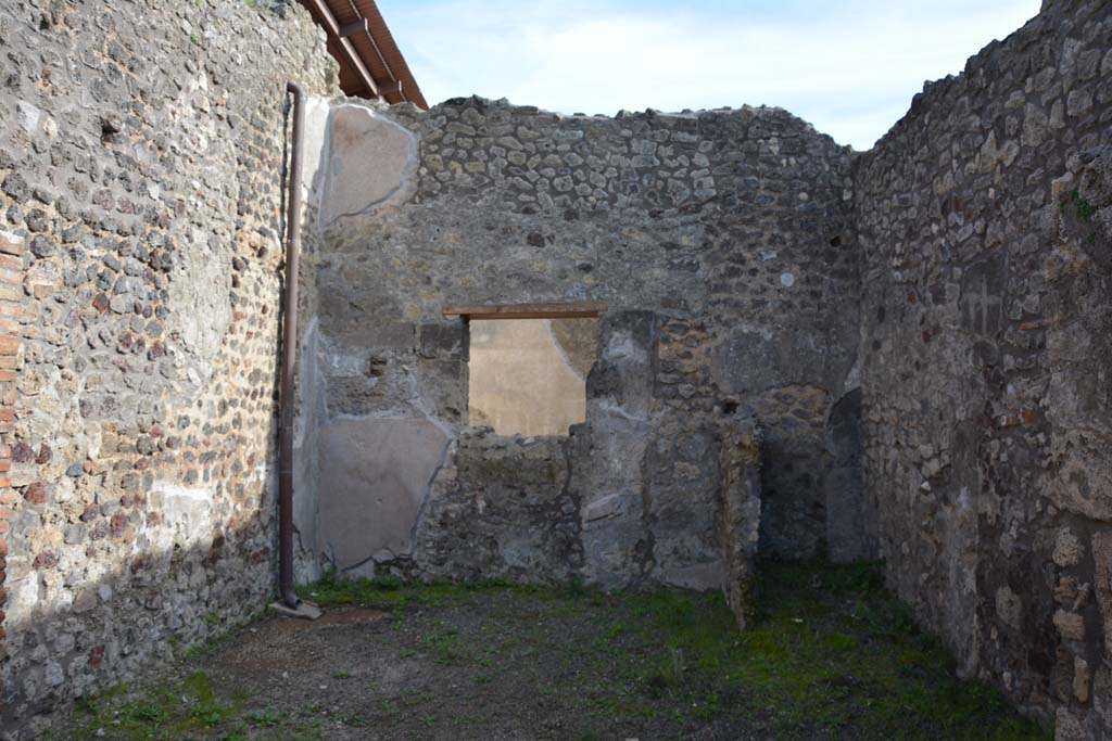 IX.5.10 Pompeii. March 2017. Looking towards south wall with window into IX.5.9. 
Foto Christian Beck, ERC Grant 681269 DCOR.

