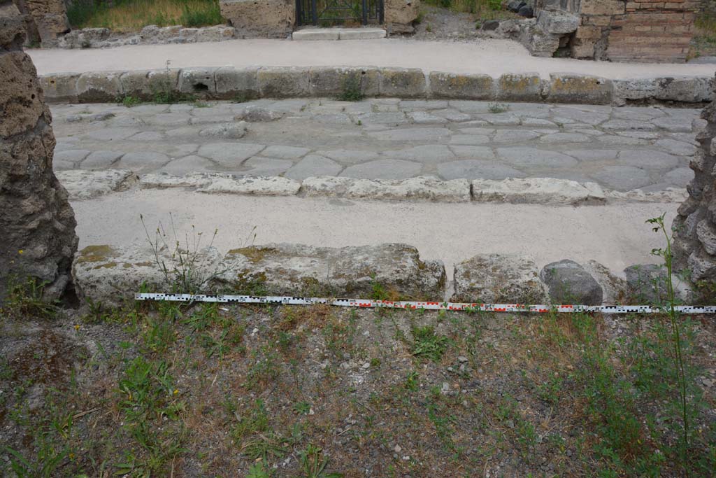 IX.5.10 Pompeii. May 2017. Detail of doorway threshold, looking north.
Foto Christian Beck, ERC Grant 681269 DCOR.
