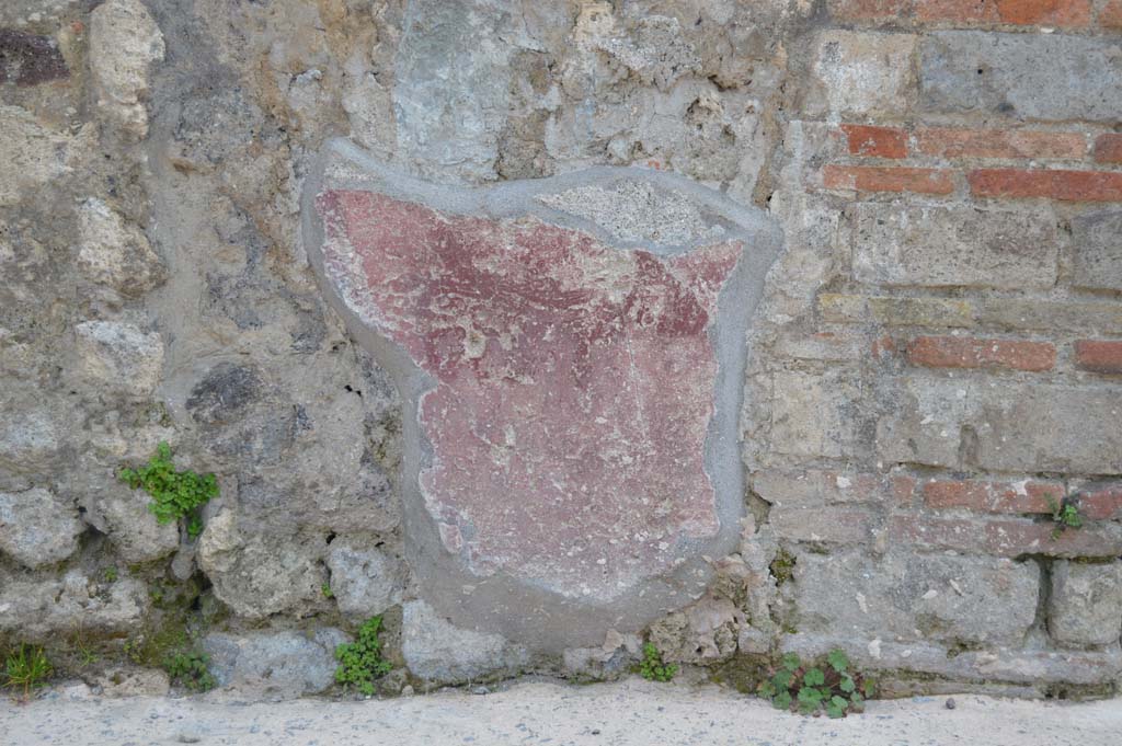 Pilaster between IX.5.10, on left, and IX.5.9, on right, Pompeii. March 2019. Painted red plaster/stucco on lower wall/zoccolo.
Foto Taylor Lauritsen, ERC Grant 681269 DCOR.
