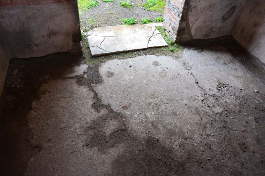 IX.5.11 Pompeii. March 2017. Room f, flooring, looking east towards doorway to atrium b.   
Foto Christian Beck, ERC Grant 681269 DCOR.
