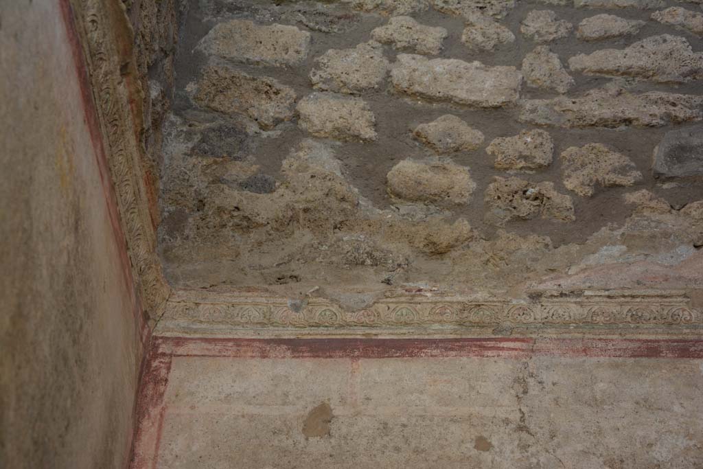 IX.5.11 Pompeii. May 2017. Room f, detail of stucco cornice on west wall at south end.
Foto Christian Beck, ERC Grant 681269 DCOR.
