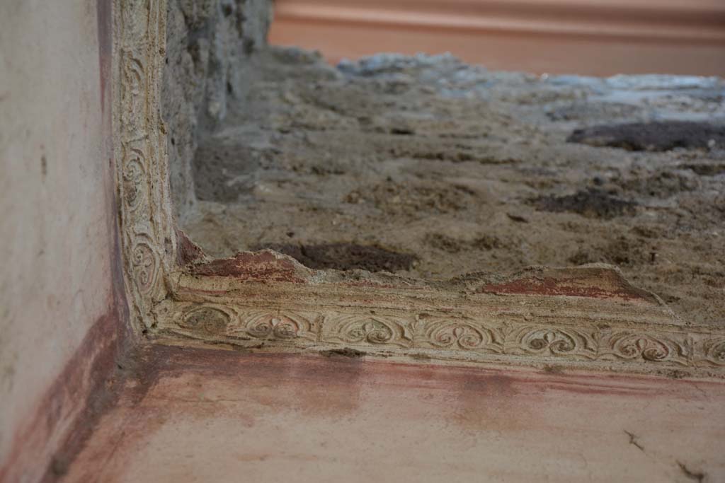 IX.5.11 Pompeii. May 2017. Room f, detail from upper north wall at west end with red and green stucco cornice.
Foto Christian Beck, ERC Grant 681269 DCOR.

