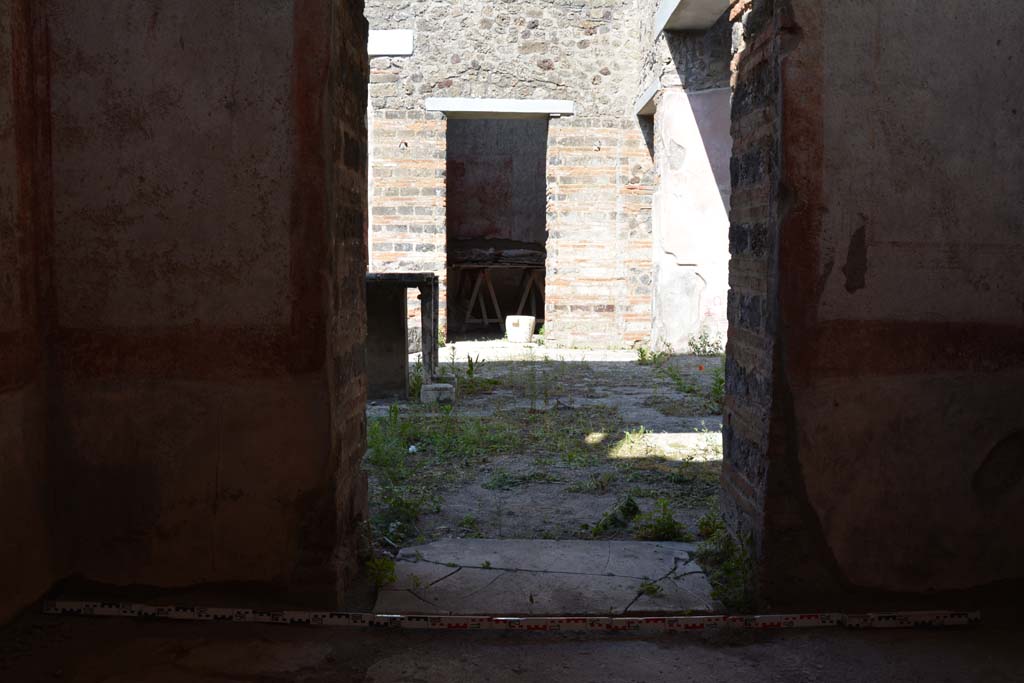 IX.5.11 Pompeii. May 2017. Room f, looking east towards doorway to atrium b.
Foto Christian Beck, ERC Grant 681269 DCOR.
