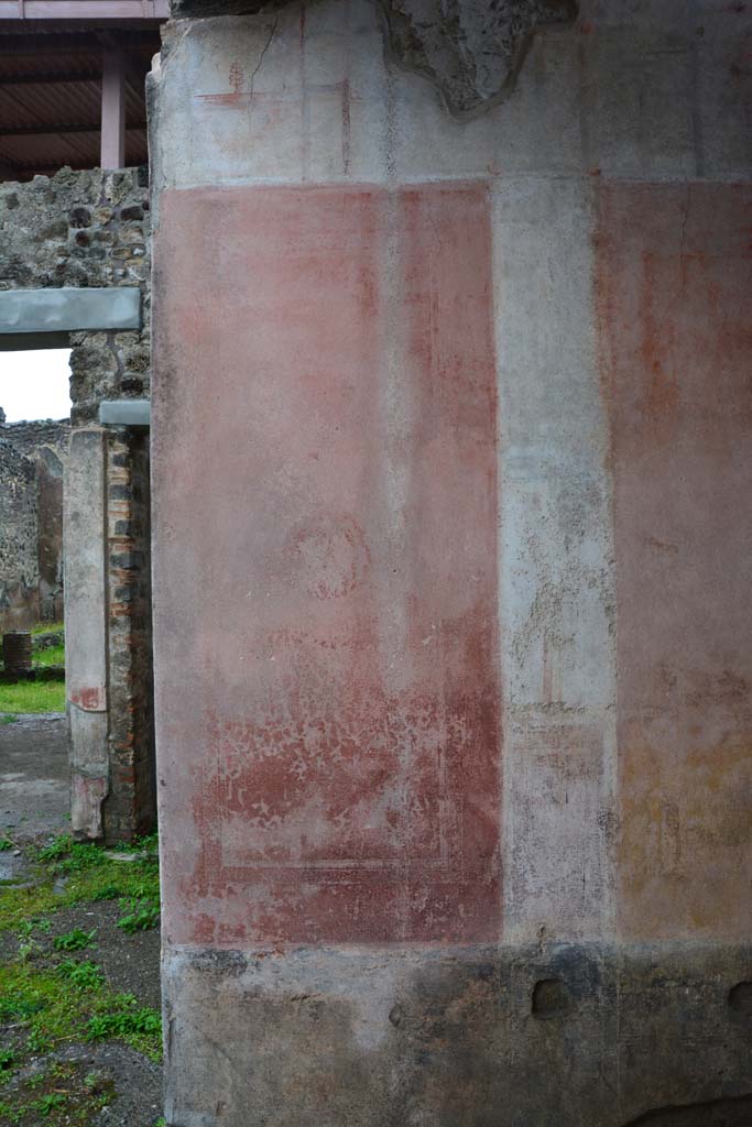 IX.5.11 Pompeii. March 2017. Room e, panel at east end of south wall, detail of painted decoration. 
Foto Christian Beck, ERC Grant 681269 DCOR.

