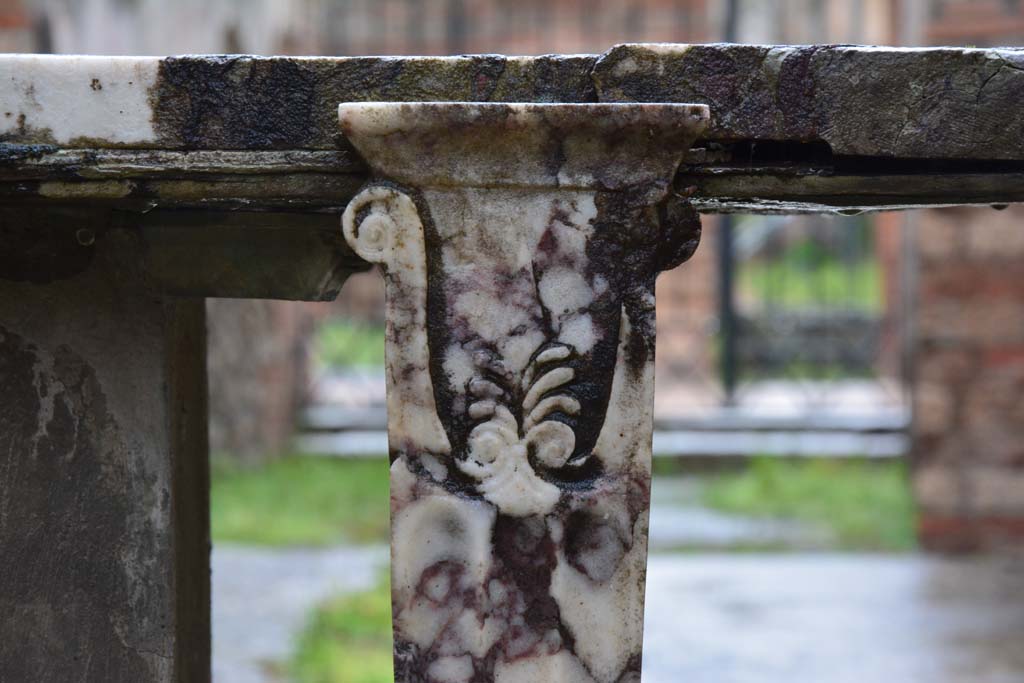 IX.5.11 Pompeii. March 2017. Atrium b, marble top of table leg at south end of marble table on east side of rear of impluvium
Foto Christian Beck, ERC Grant 681269 DÉCOR.
