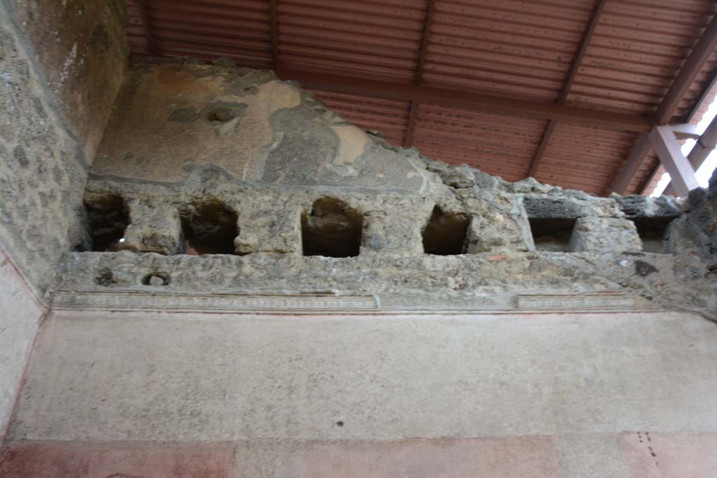 IX.5.11 Pompeii. March 2017. Room h, upper south wall with holes for support beams for an upper floor.
Foto Christian Beck, ERC Grant 681269 DCOR.
