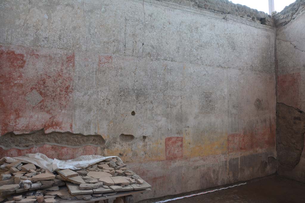 IX.5.11 Pompeii. May 2017. Room i, looking south along east wall.
Foto Christian Beck, ERC Grant 681269 DCOR.
