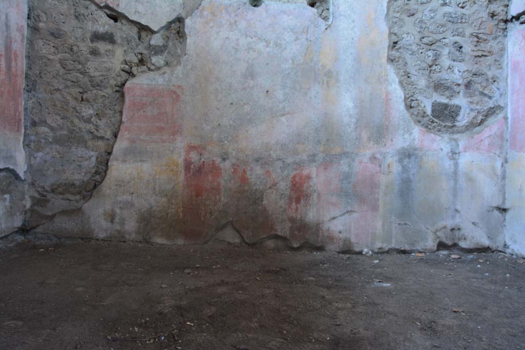 IX.5.11 Pompeii. Mach 2017. Room i, looking towards zoccolo on lower south wall.
Foto Christian Beck, ERC Grant 681269 DCOR.

