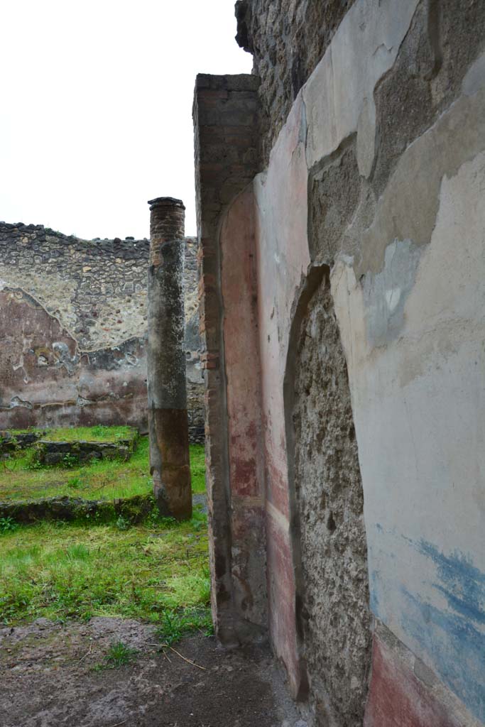 IX.5.11 Pompeii. March 2017. Room I (L), looking south along west wall towards peristyle/garden.
Foto Christian Beck, ERC Grant 681269 DÉCOR.

