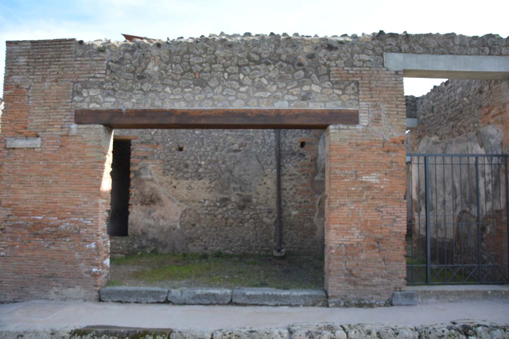IX.5.12 Pompeii. March 2017. Looking south to entrance doorway on Via di Nola. 
Foto Christian Beck, ERC Grant 681269 DCOR.

