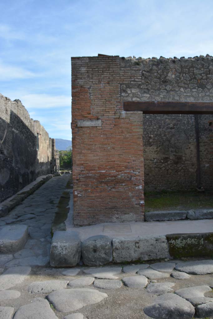 IX.5.12 Pompeii. March 2017. 
Looking south to pilaster on east side of doorway on corner junction with Vicolo del Centenario. 
Foto Christian Beck, ERC Grant 681269 DCOR.
