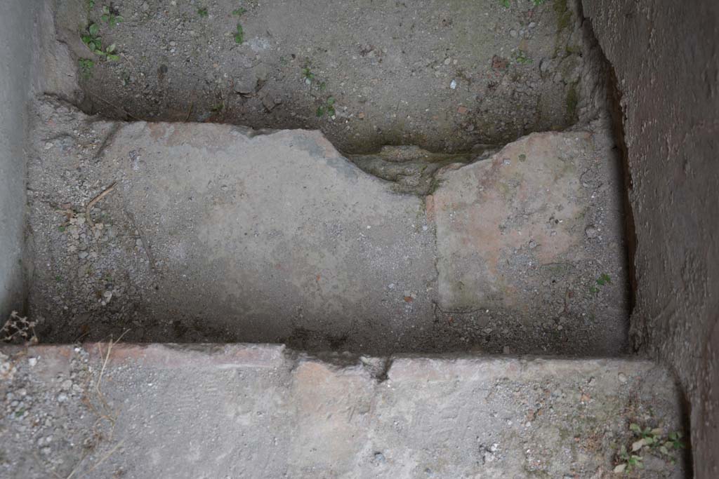 IX.5.12 Pompeii. May 2017. Steps down in narrow area in south-east corner.
Foto Christian Beck, ERC Grant 681269 DCOR.
