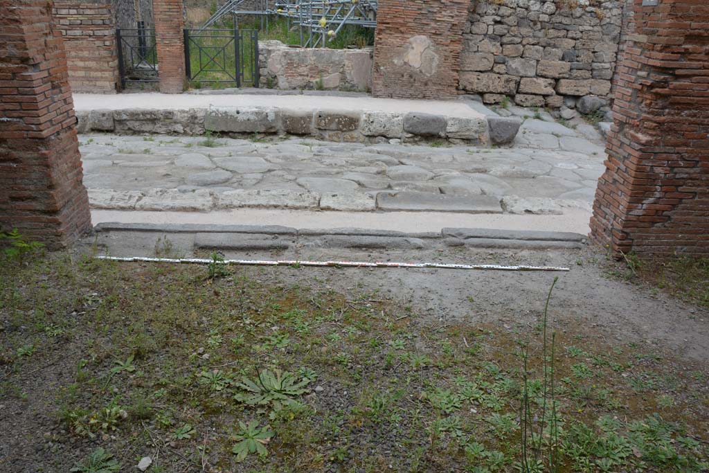 IX.5.12 Pompeii. May 2017. Looking north to entrance doorway with entrance threshold onto Via di Nola.
Foto Christian Beck, ERC Grant 681269 DCOR.


