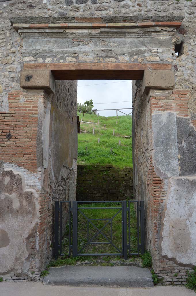 IX.7.16 Pompeii. May 2005. Entrance doorway, looking east.