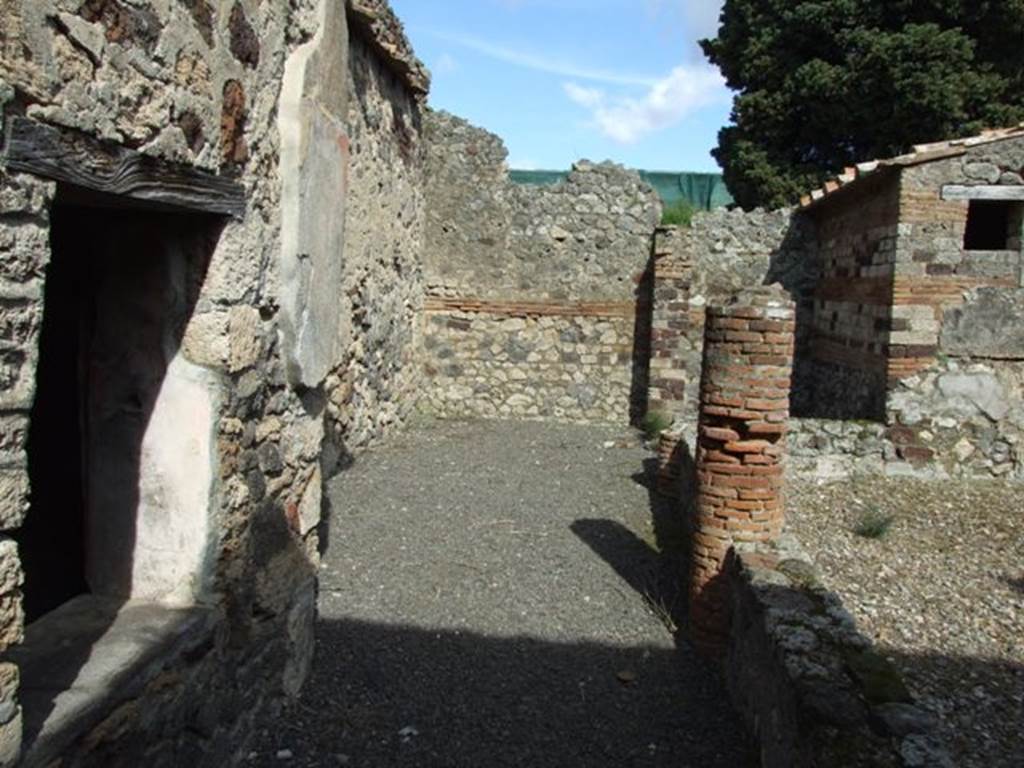 IX.9.c Pompeii.  March 2009.  Looking east along the North Portico.