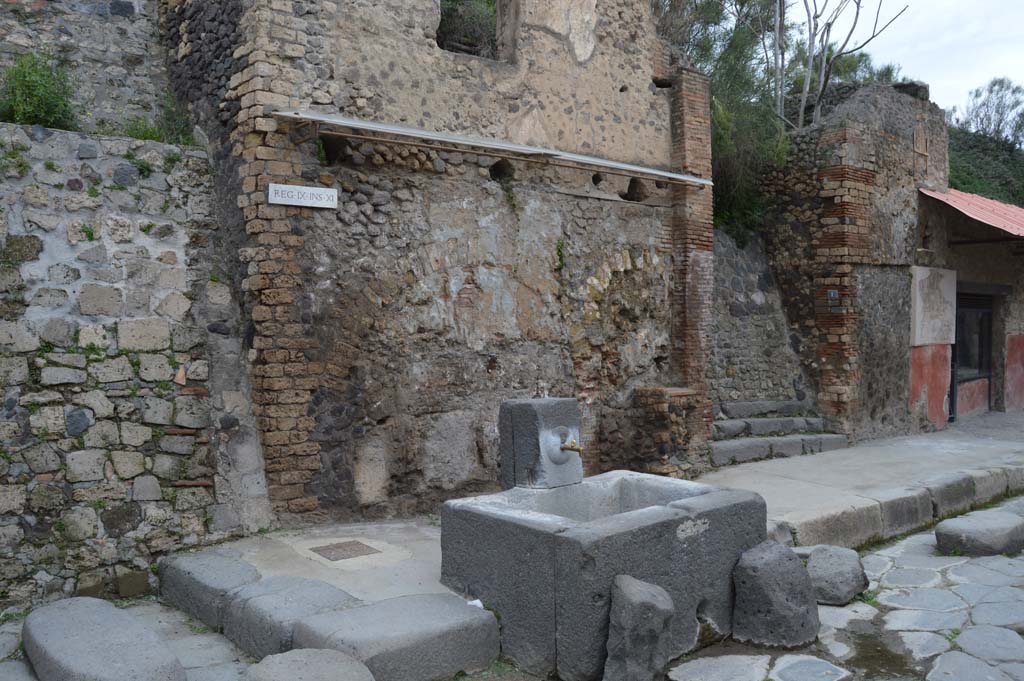 IX.11.1 Pompeii. March 2018. Looking north-east towards fountain with street shrine and altar, at the rear.
Foto Taylor Lauritsen, ERC Grant 681269 DCOR.
