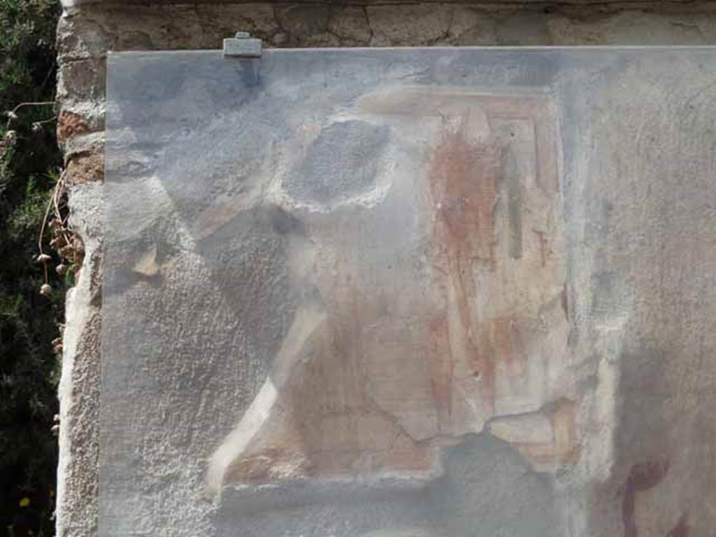 IX.11.7 Pompeii. December 2007. Painting of Hercules on front wall between IX.11.7 and IX.11.8.  See Fröhlich, T., 1991, Lararien und Fassadenbilder in den Vesuvstädten.  Mainz: von Zabern.  (F68: p.337/8).
