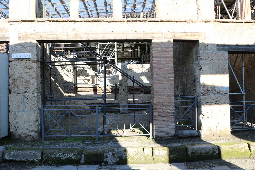 IX.12.1 Pompeii, on left, and IX.12.2, on right. December 2018. 
Looking north to entrance doorways on Via dellAbbondanza. Photo courtesy of Aude Durand.

