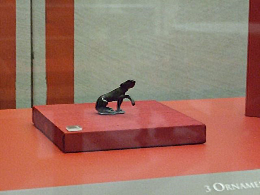 IX.13.3 Pompeii. Bronze statuette of a dog. SAP 21753. 
Photographed at “A Day in Pompeii” exhibition at Melbourne Museum. September 2009.
