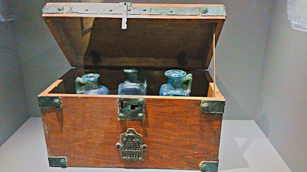 IX.13.1-3 Pompeii. December 2019. Reconstructed wooden chest with iron fittings.
Photographed at exhibition entitled “The furnishings of the House of Julius Polybius”. Photo courtesy of Giuseppe Ciaramella.
