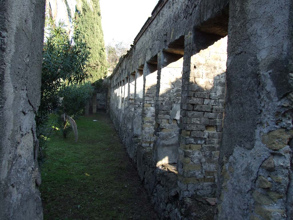 HGW24 Pompeii. December 2006. Looking east along garden side of south portico, from south-west corner. 
(Villa Diomedes Project – area 91, looking east along garden side of south portico 63.)
(Fontaine, 5b).
