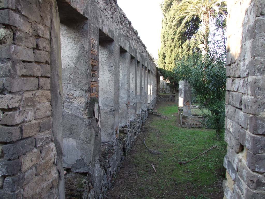 HGW24 Pompeii. December 2006. Looking north along garden side of west portico, from south-west corner. 
(Villa Diomedes Project – area 91, looking north along garden side of west portico 63.)
(Fontaine, 5c).
