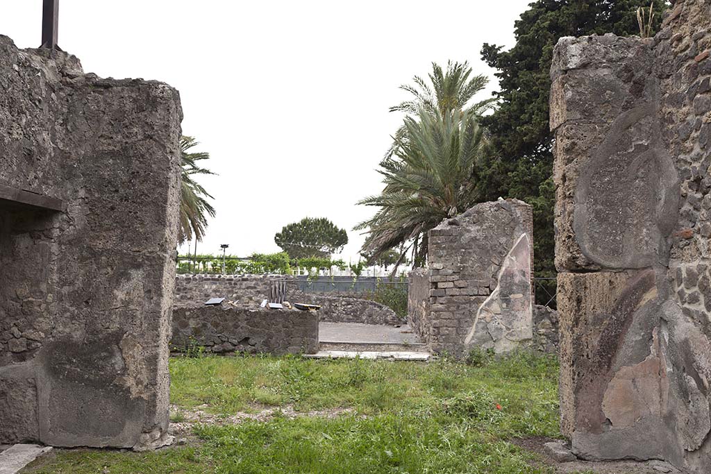 HGW24 Pompeii. May 2015. Looking west from tablinum towards terrace/loggia.
Photo by Thomas Crognier. 
©Villa Diomedes Project, base de données Images, http://villadiomede.huma-num.fr/bdd/images/2080 . Consultée le 05/07/2021.
