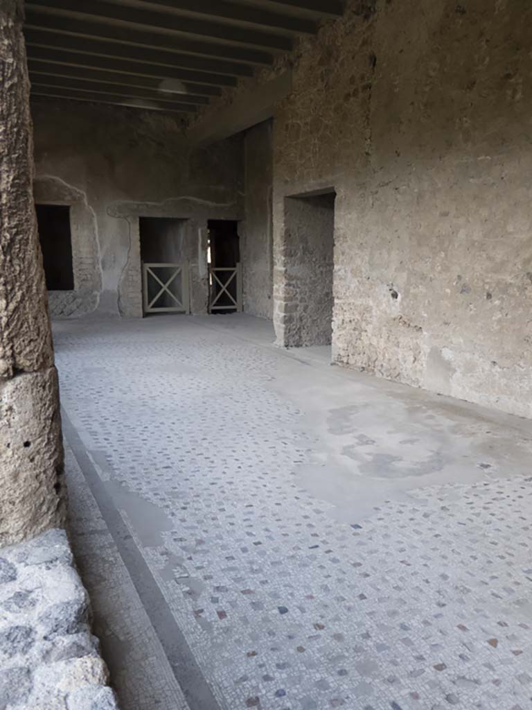 Villa of Mysteries, Pompeii. September 2017. Portico P4, looking south-east towards doorway to corridor F2, in centre. 
Foto Annette Haug, ERC Grant 681269 DÉCOR.
