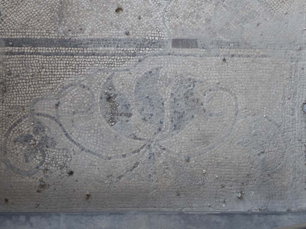 Villa of Mysteries, Pompeii. September 2017. Room 9, detail of mosaic plant pattern in doorway threshold. 
Foto Annette Haug, ERC Grant 681269 DÉCOR.
