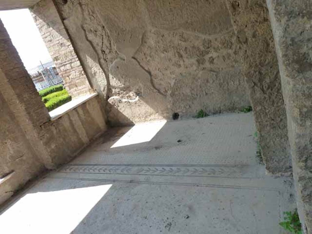 Villa of Mysteries, Pompeii. May 2010. Room 9, north side, with area marked off on the floor for a day-bed.