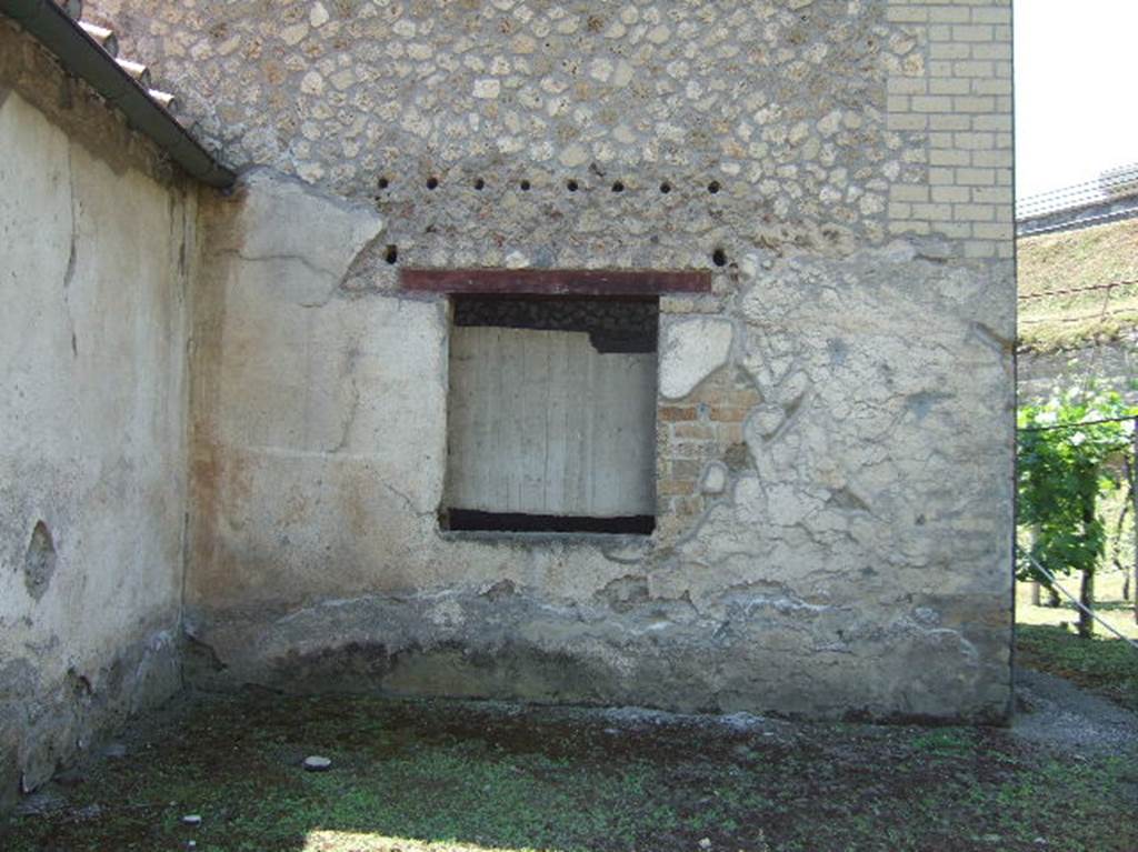 Villa Regina, Boscoreale. May 2006. Looking west towards exterior wall of room IXbis, torcularium, showing cast of window shutters from outside. 