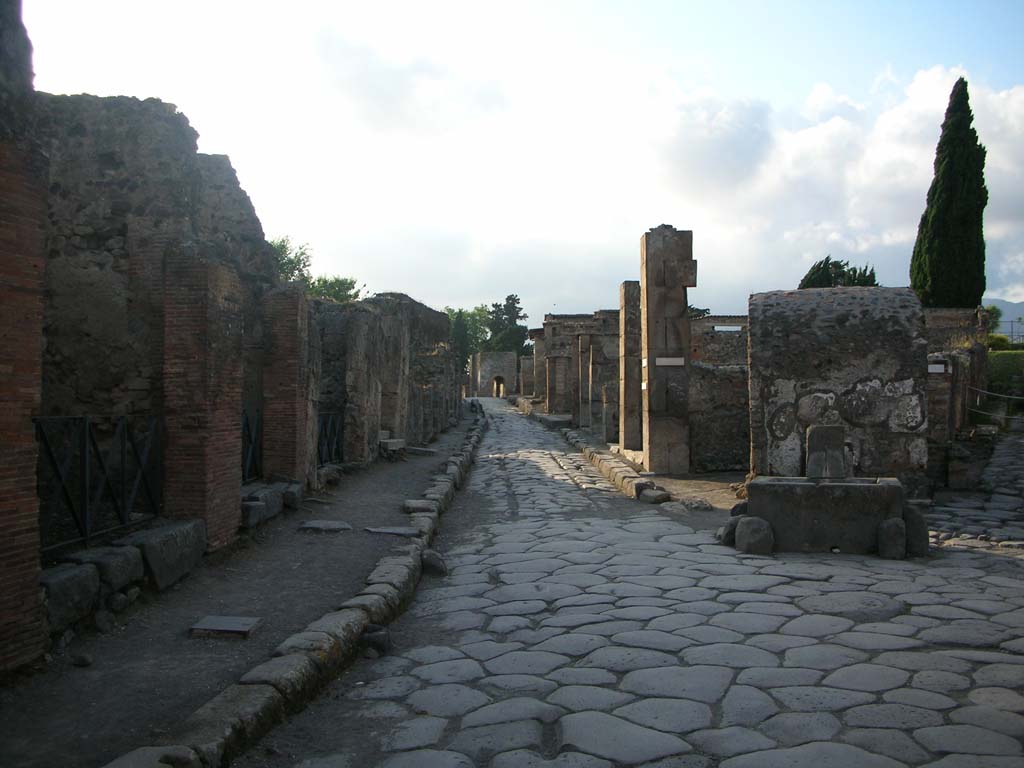 Via Consolare, Pompeii. May 2010. Looking north from junction with Vicolo di Narciso (on right). Photo courtesy of Ivo van der Graaff.
