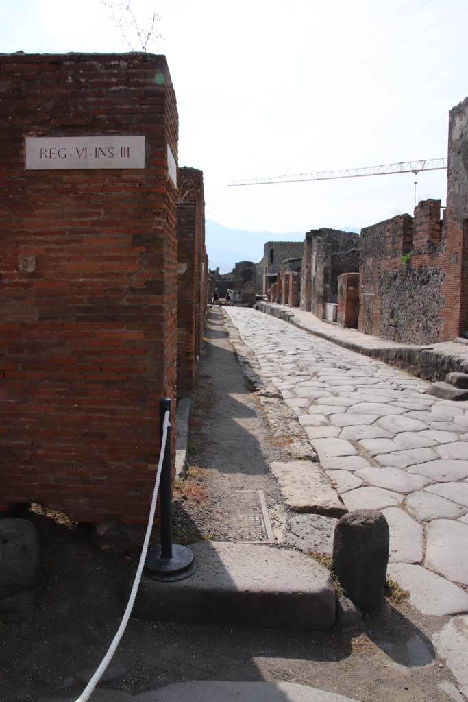 Via Consolare, Pompeii. September 2021. 
Looking south from junction with Vicolo di Mercurio, at VI.III.1. Photo courtesy of Klaus Heese.
