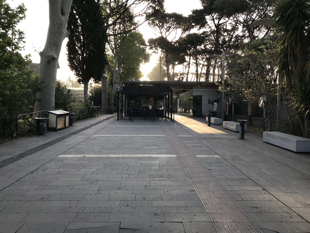 Piazza Porta Marina Inferiore. April 2019. Early morning sunlight spotlighting the ticket office.
Photo courtesy of Rick Bauer.
