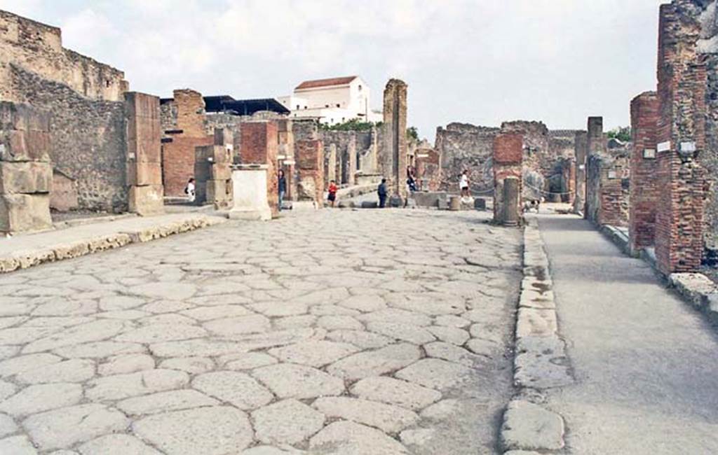 Via dell’Abbondanza. October 2001.  Looking east to junction with Via Stabiana, at the crossroads of Holconius. Photo courtesy of Peter Woods.
