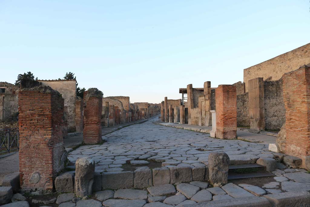 Via dell’Abbondanza, Pompeii. December 2018. 
Looking west from Holconius’s crossroads, with VIII.4, on left, and VII.1, on right. Photo courtesy of Aude Durand.
