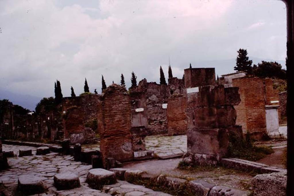 Via dell’Abbondanza, Pompeii. 1964. Looking south-west towards Holconius crossroads at the junction on the left with Via Stabiana.  Photo by Stanley A. Jashemski.
Source: The Wilhelmina and Stanley A. Jashemski archive in the University of Maryland Library, Special Collections (See collection page) and made available under the Creative Commons Attribution-Non Commercial License v.4. See Licence and use details.
J64f0980

