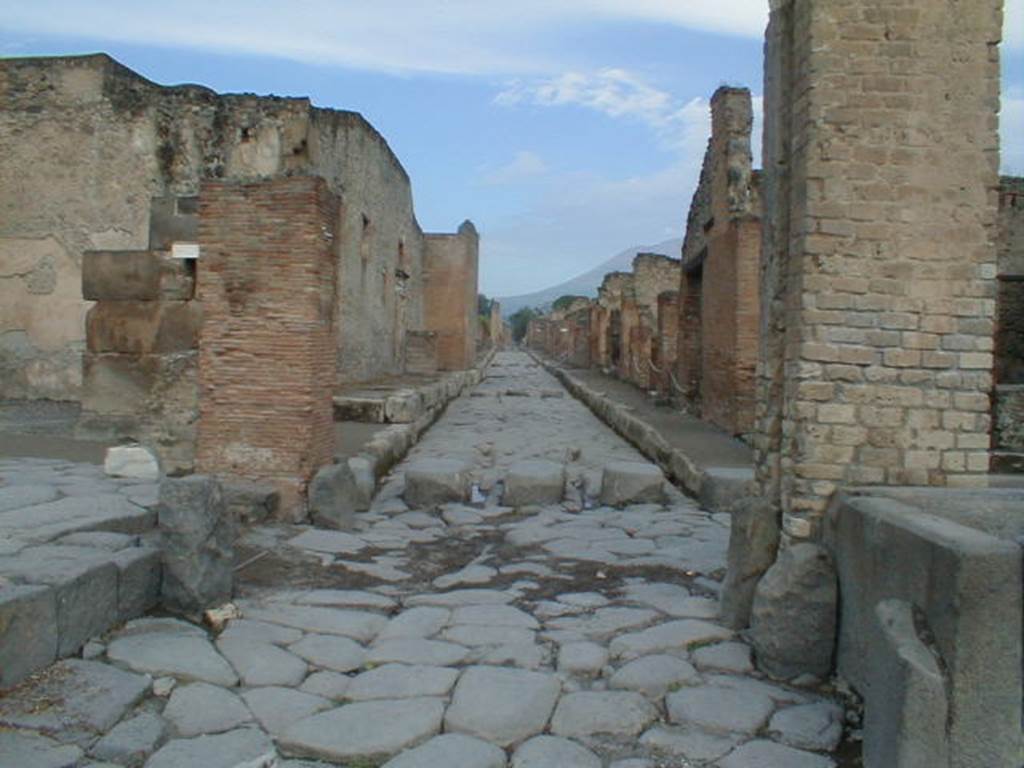 Via Stabiana between VII.1 and IX.1. Looking north from Holconius crossroads. September 2004.