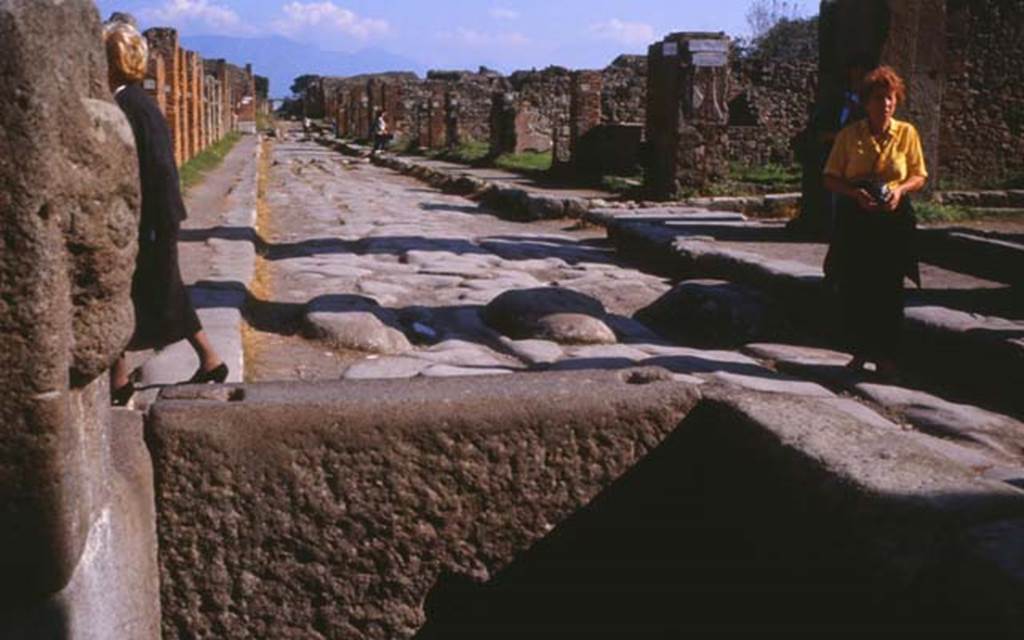 Via della Fortuna, Pompeii. February 1988. Looking east from fountain at VI.13.7.
Photo by Joachime Méric courtesy of Jean-Jacques Méric.
