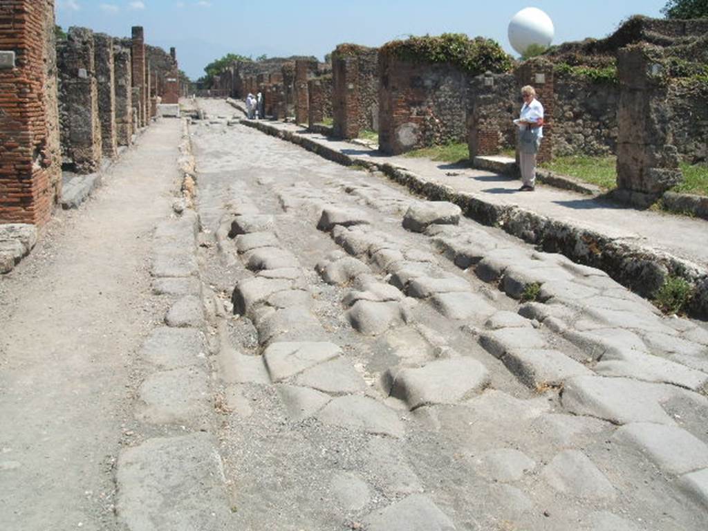 Via della Fortuna. May 2005. Looking east across wheel ruts between VI.14 and VII.3 from near VII.3.6.
