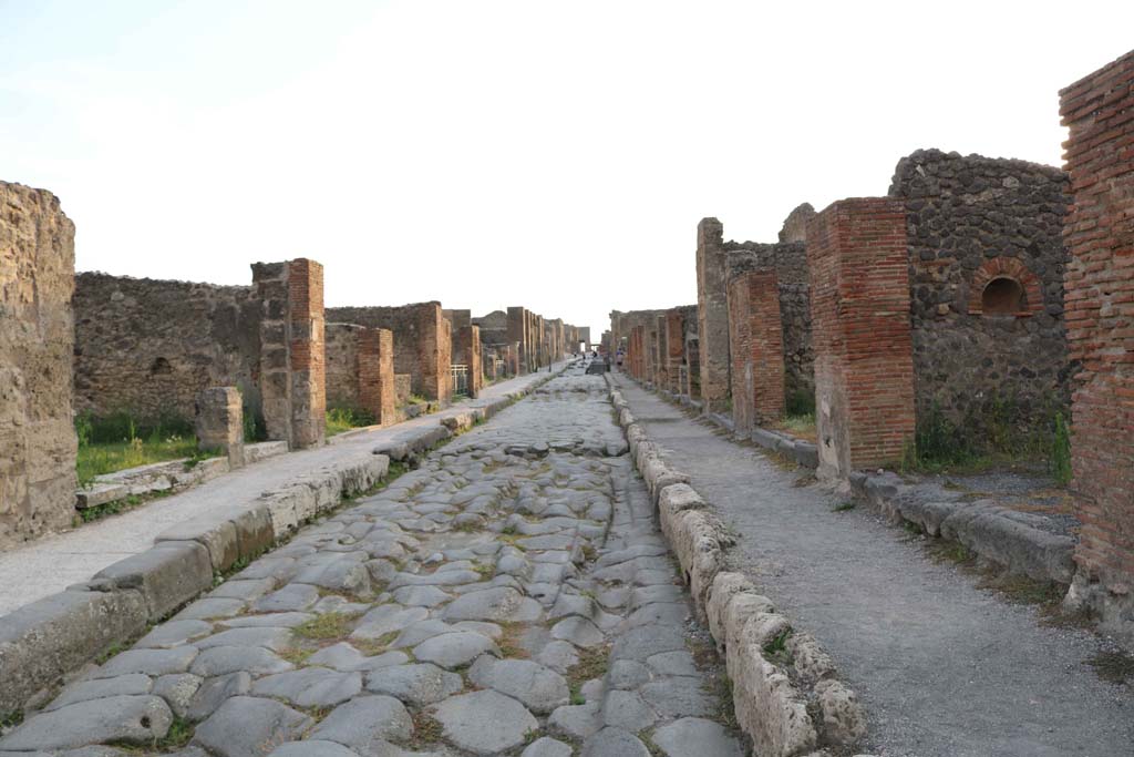 Via della Fortuna, Pompeii. September 2018. Looking west between VII.3, on left, and VI.14, on right. Photo courtesy of Aude Durand.