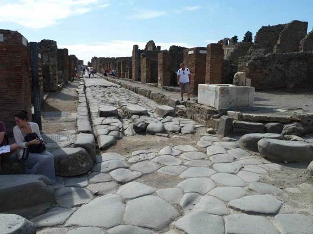 Via della Fortuna, Pompeii. September 2015. Looking west between VII.3 and fountain on VI.14, from crossroads with Via Stabiana.