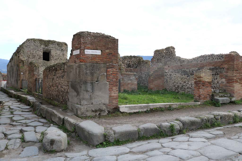 Via delle Terme, south side, on right, Pompeii. December 2018. 
Looking towards junction with Vicolo delle Terme, on left. Photo courtesy of Aude Durand.

