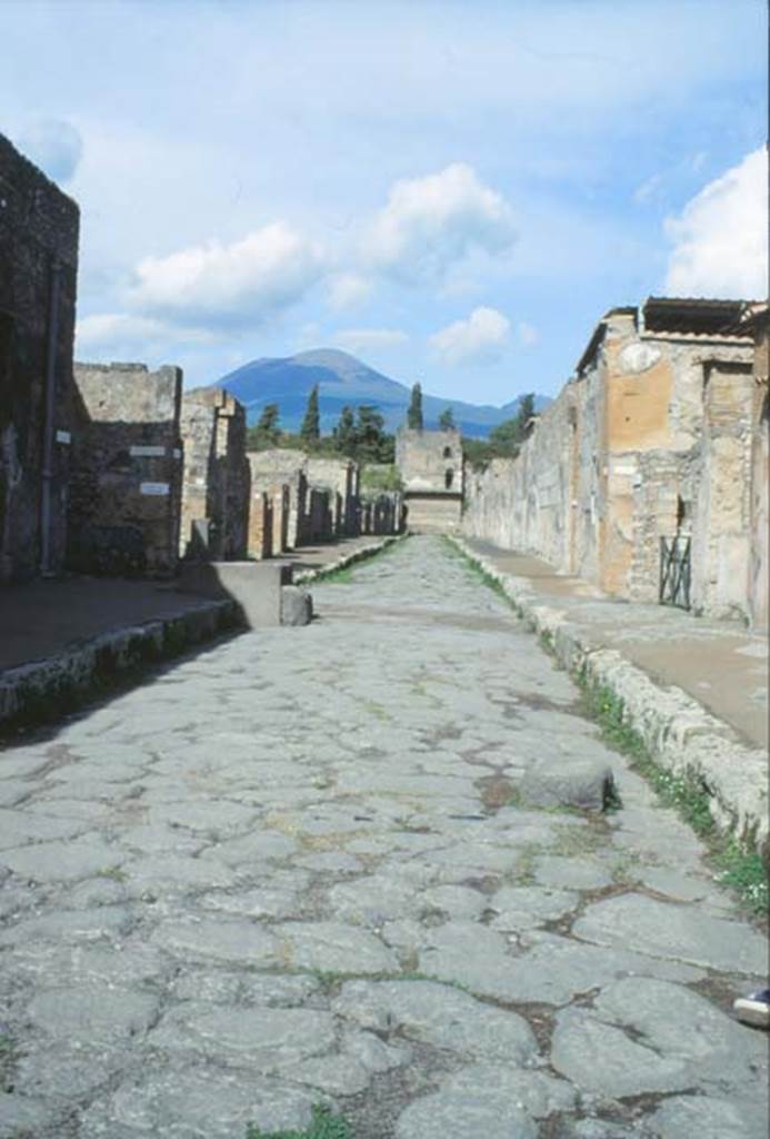 Via di Mercurio, Pompeii. October 1992. 
Looking north towards fountain and crossroads with Vicolo di Mercurio.
Photo by Louis Méric courtesy of Jean-Jacques Méric.
