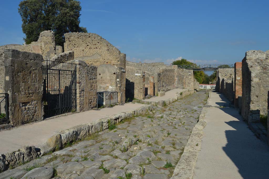 Via di Nola, Pompeii. October 2017. Looking east from between V.4.5/6/7, on left, and IX.9.7, on right.
Foto Taylor Lauritsen, ERC Grant 681269 DÉCOR.
