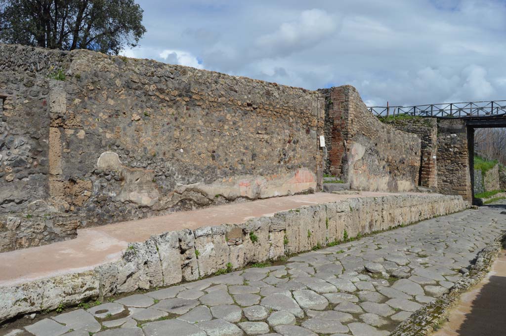 Via di Nola, north side, Pompeii. March 2018. Looking east along Insula V.5, and towards doorway at V.5.3.
Foto Taylor Lauritsen, ERC Grant 681269 DÉCOR.

