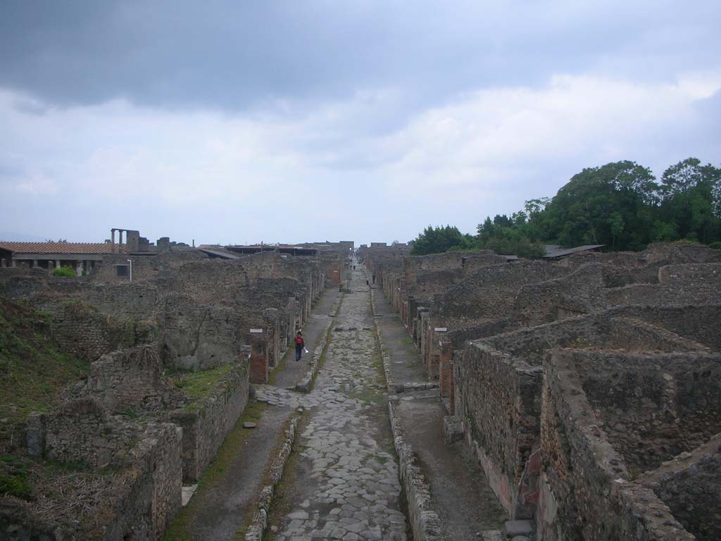 Via di Nola, Pompeii. May 2010. Looking west from near IX.10, on left, and V.5, on right. Photo courtesy of Ivo van der Graaff.