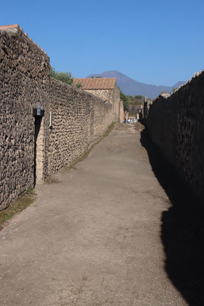 Vicolo dei Fuggiaschi, Pompeii. October 2022. 
Looking north from near I.15.6, on left. Photo courtesy of Klaus Heese.
