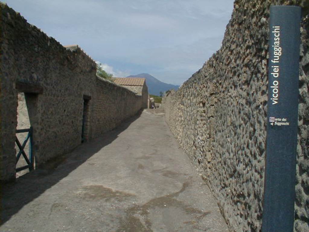 Vicolo dei Fuggiaschi between I.15 and I.14. September 2004.Looking north from the junction with Via della Palestra. 

